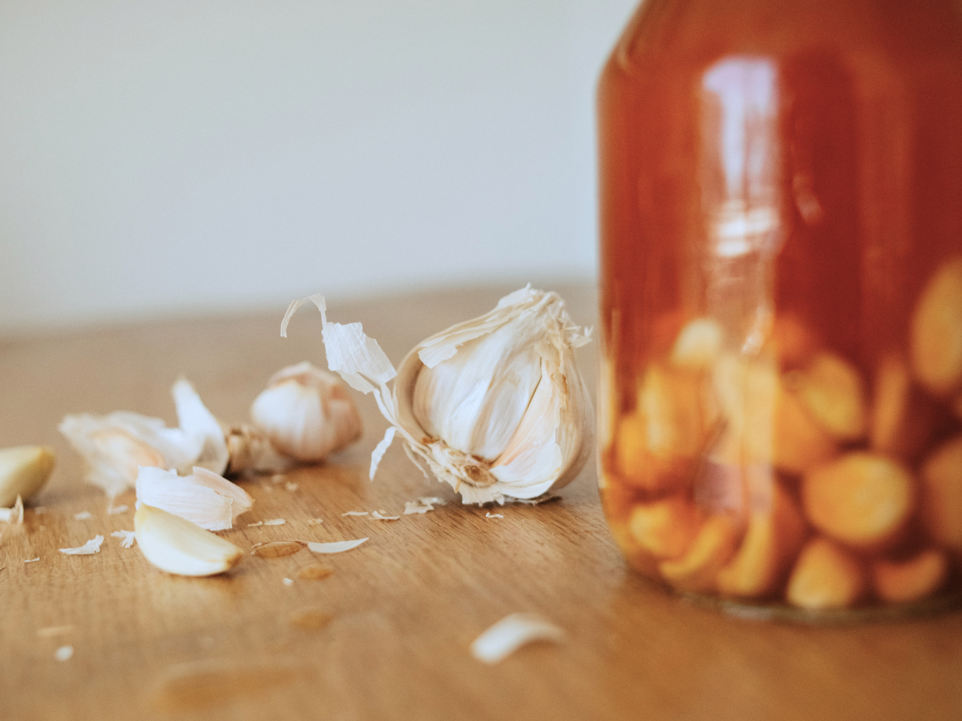 Raw Fermented Garlic Honey Recipe + Uses and Benefits